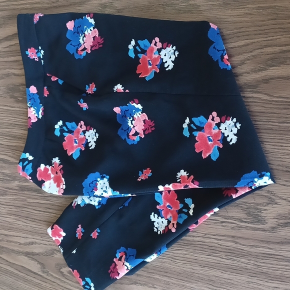 Vince Camuto Red Blue Floral Skinny Black Pants, front pockets, Sz 8 - Picture 3 of 5